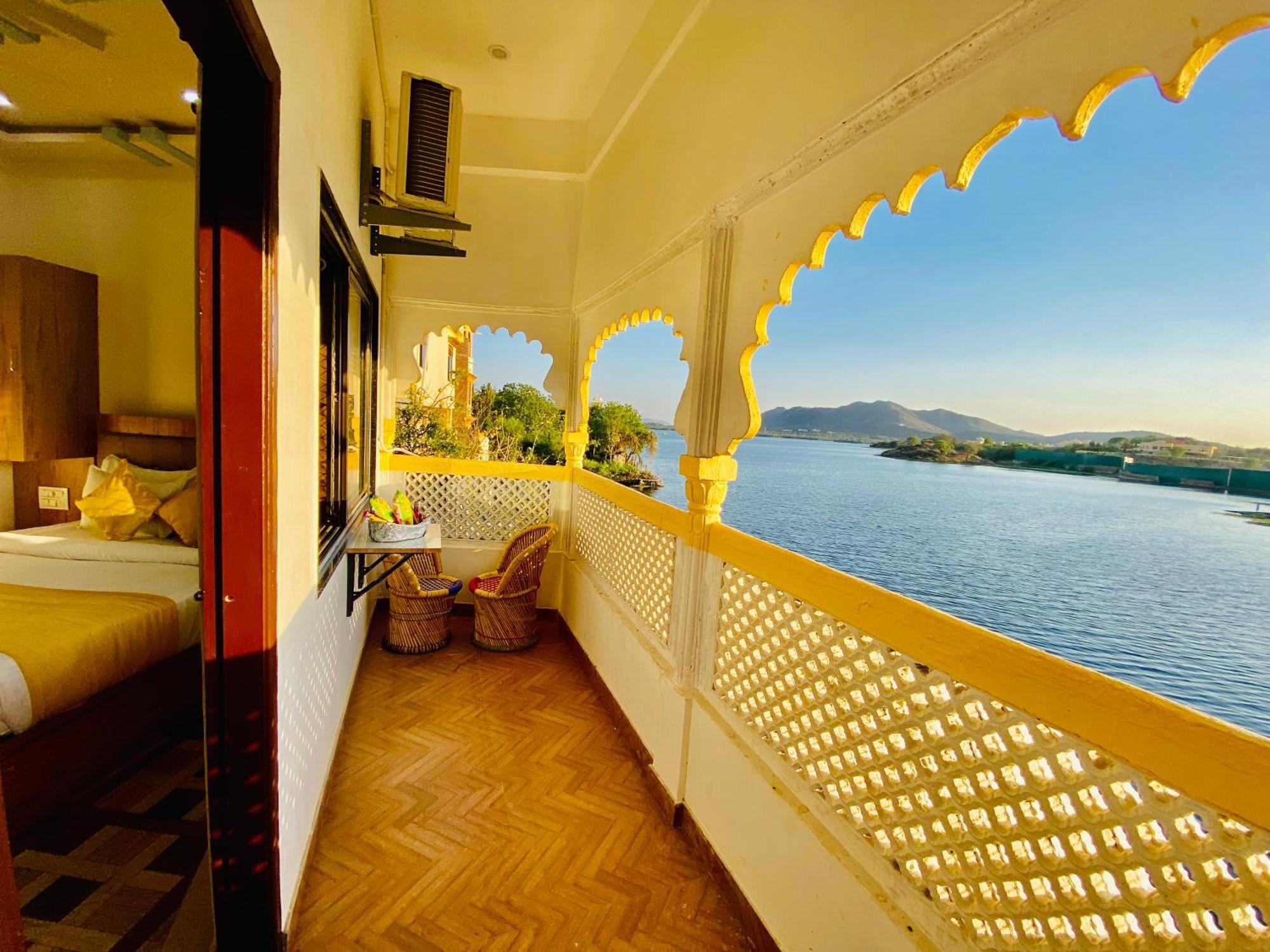 Hotel Vallabh A Lake Facing Balcony 烏代浦 外观 照片